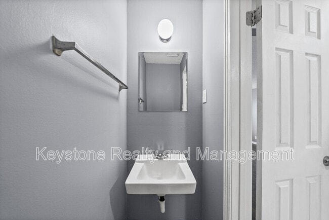 Building Photo - 1269 State Line Rd