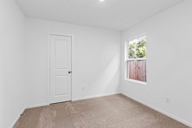 Building Photo - 3038 Mallorca Dr