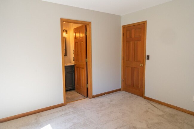 Building Photo - 4bd/3.75ba Woodinville Home