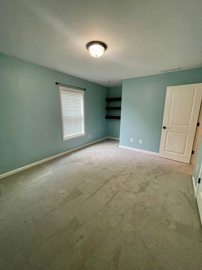 Building Photo - Gorgeous 5 bedroom 3.5 bath home in desira...