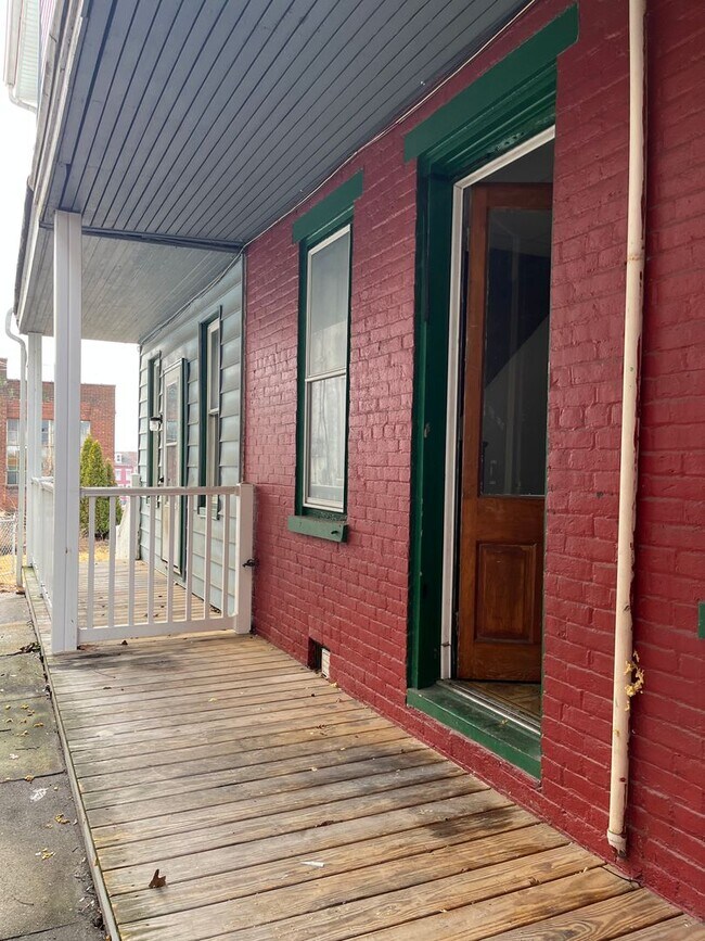 Building Photo - Large 4 Bedroom, 1 Bathroom in Columbia!