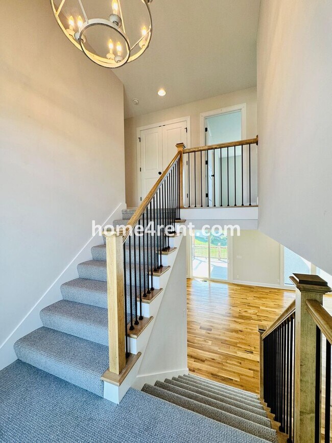 Building Photo - Exceptional Olathe Home in the Cedar Creek Subdivision w/ Wood Floors and a Finished Basment!