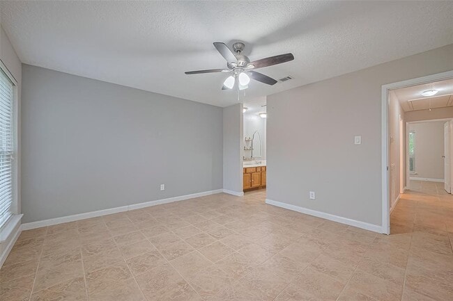 Building Photo - 10015 Sageyork Dr