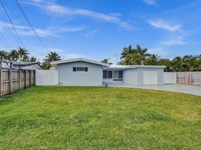 Building Photo - 2525 Gulfstream Ln