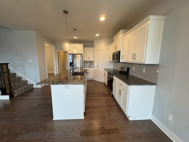 Building Photo - Luxury 5BR 4 BA Home w/ Pool and Clubhouse Access in GREAT location!