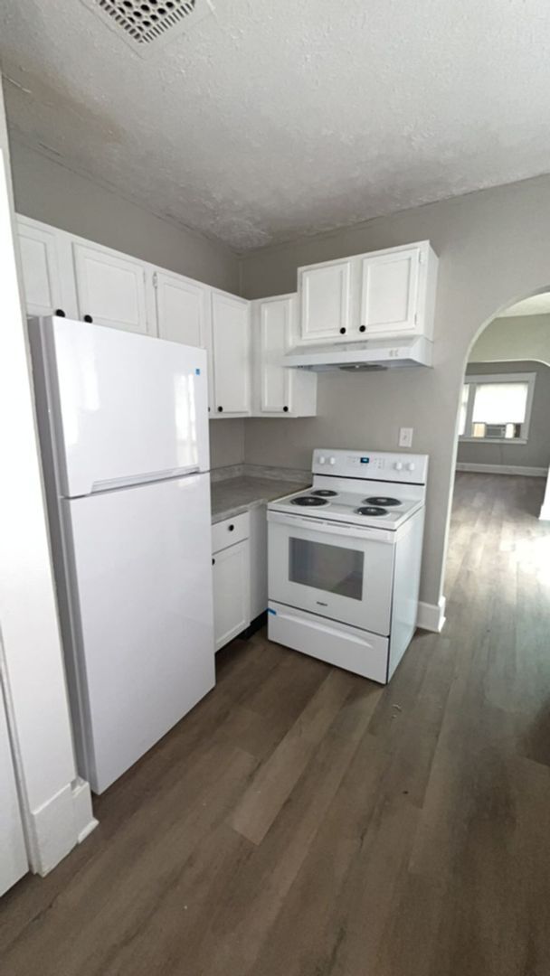 Building Photo - 3 Bed 1 Bath with Fence + 1 Gar Garage + Deck