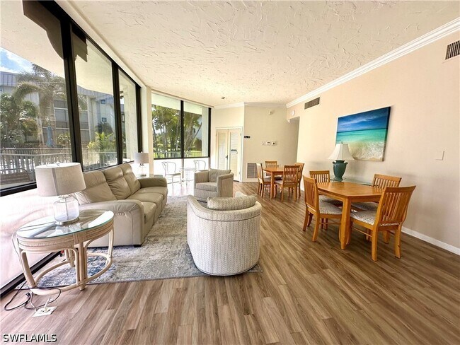 Building Photo - 788 Park Shore Dr