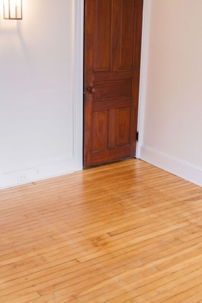 Building Photo - 220 W Chestnut St