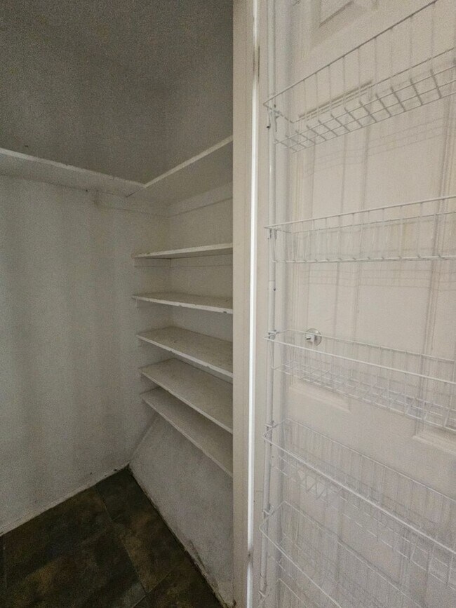 Building Photo - Virginia Village 4 Bed 3 Baths Large Yard Attached Garage Super Spacious!