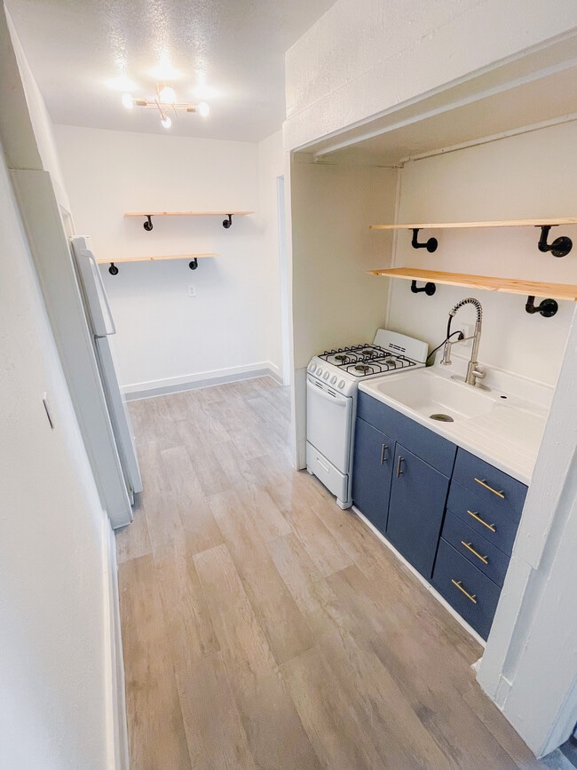 Building Photo - Flats on Pleasant