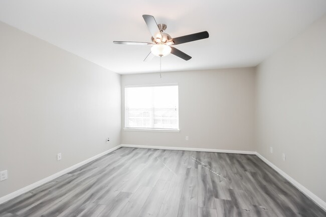 Building Photo - 15406 River Ends Dr