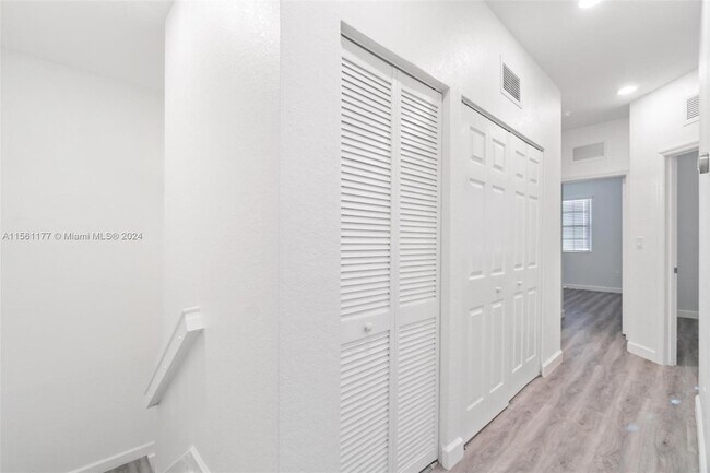 Building Photo - 177 SE 33rd Pl