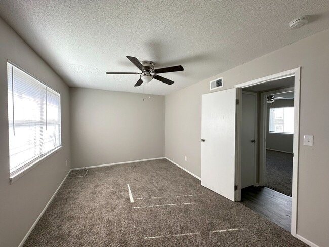 Building Photo - Spacious 2 Bed, 2 Bath Townhome in Overlan...