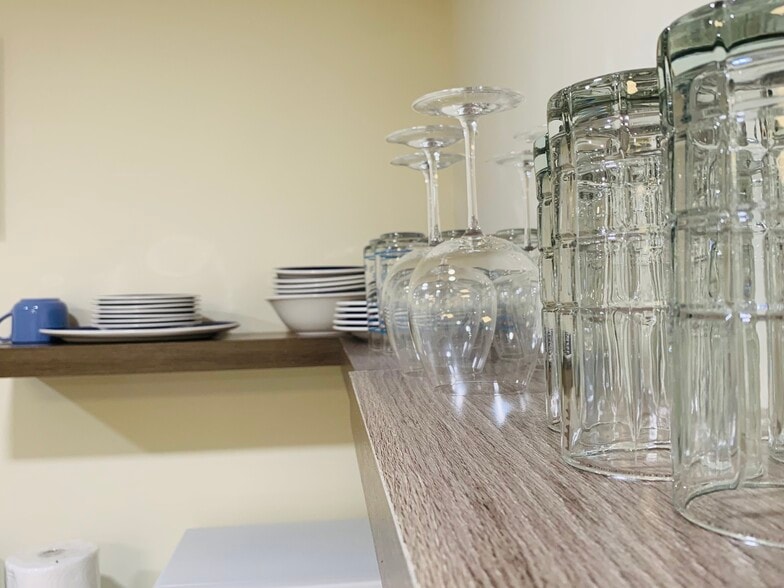 The thoughtfully-designed kitchen comes with plentiful cabinet space and contemporary appliances, ma - 2337 Ashmel Ct SW