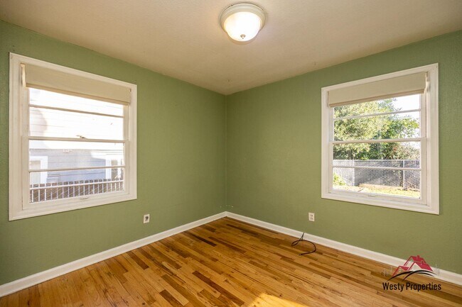 Building Photo - 5206 SE 17th Ave