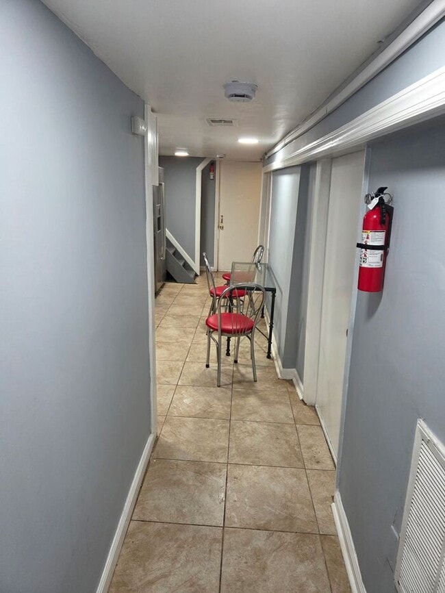 Building Photo - Spacious 3.5 BDR Apartment with Closed Front Balcony & Backyard Access!