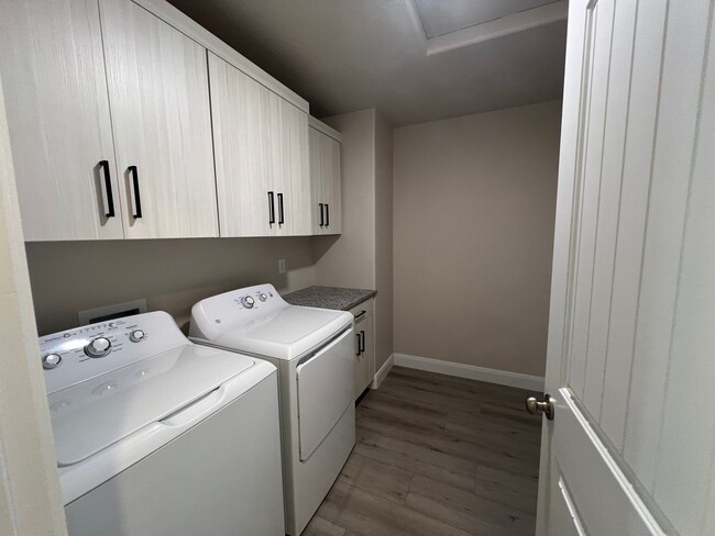 Building Photo - Move-In Bonus - 3 Bed - 2.5 Bath, Large To...