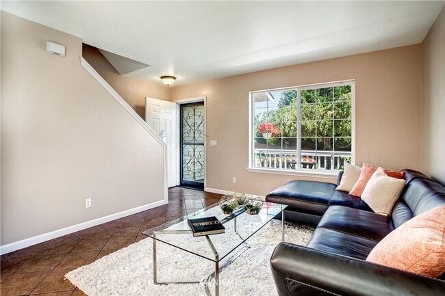 Building Photo - Modern Updated Detail and Designed 3bd 2.5bath Everett Home!