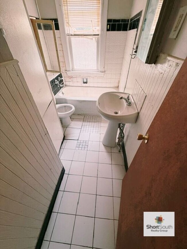 Building Photo - Updated 3 bed 1 bath main floor apartment