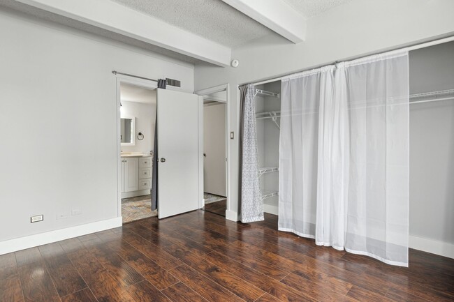 Building Photo - Stunningly Updated 1bed 1bath Townhome wit...