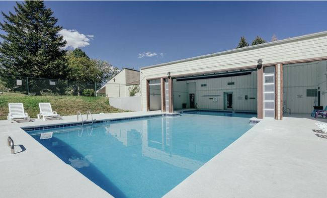 Pool one block away! - 2929 Ross Dr S74