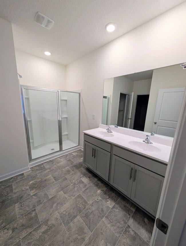 Building Photo - Great Home Available Now