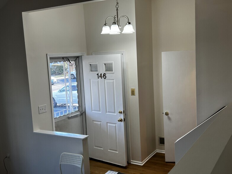 Foyer - 146 Carson Ct