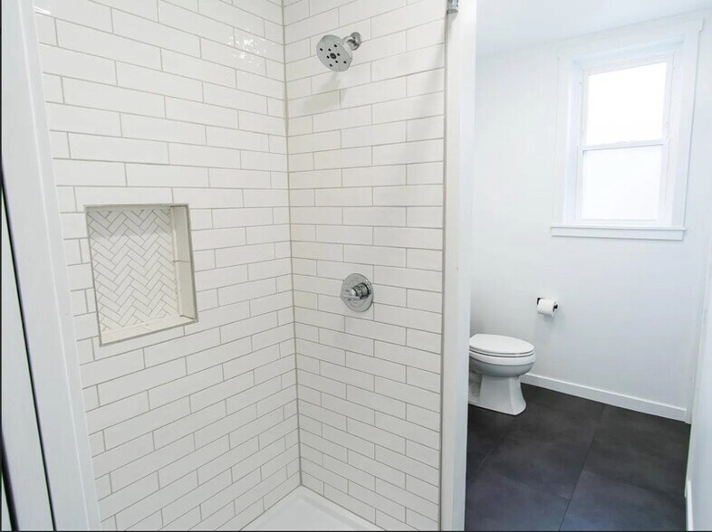 Shower in full bath - 1915 W Livingston St