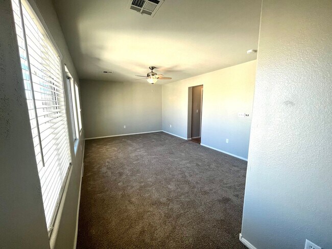 Building Photo - **$800 OFF MOVE IN BY 11/14/25**Spacious T...
