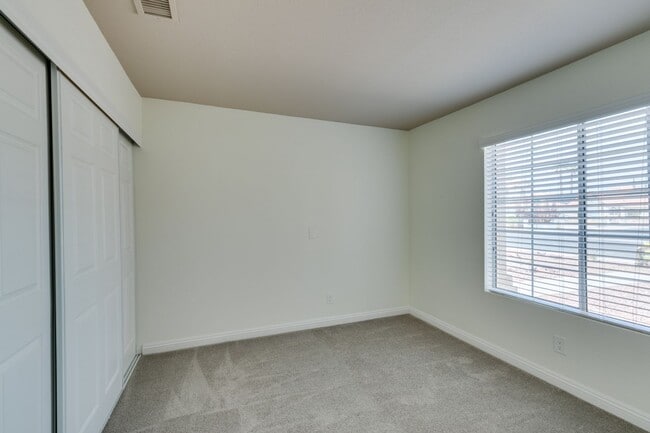 Building Photo - Fully upgraded 3 bedroom house on large lo...