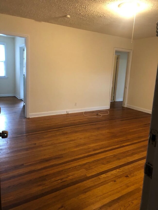 Building Photo - 957 William St