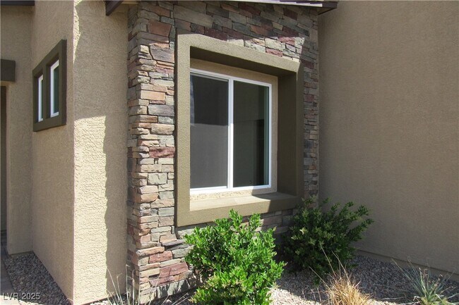 Building Photo - 2124 Del Aqua Ave