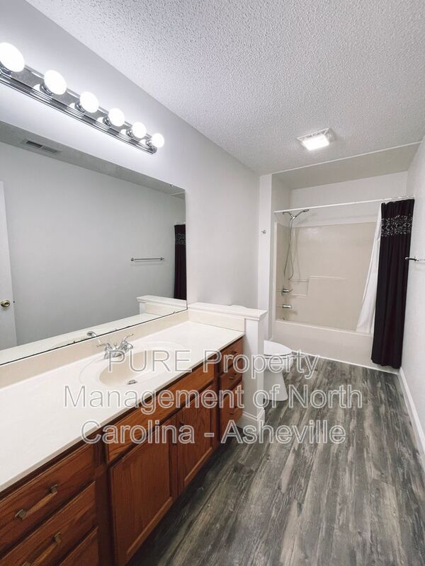 Building Photo - 6 Strawberry Ln