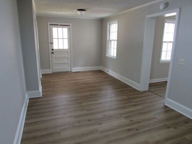 Building Photo - Freshly Updated 3 Bedroom Home