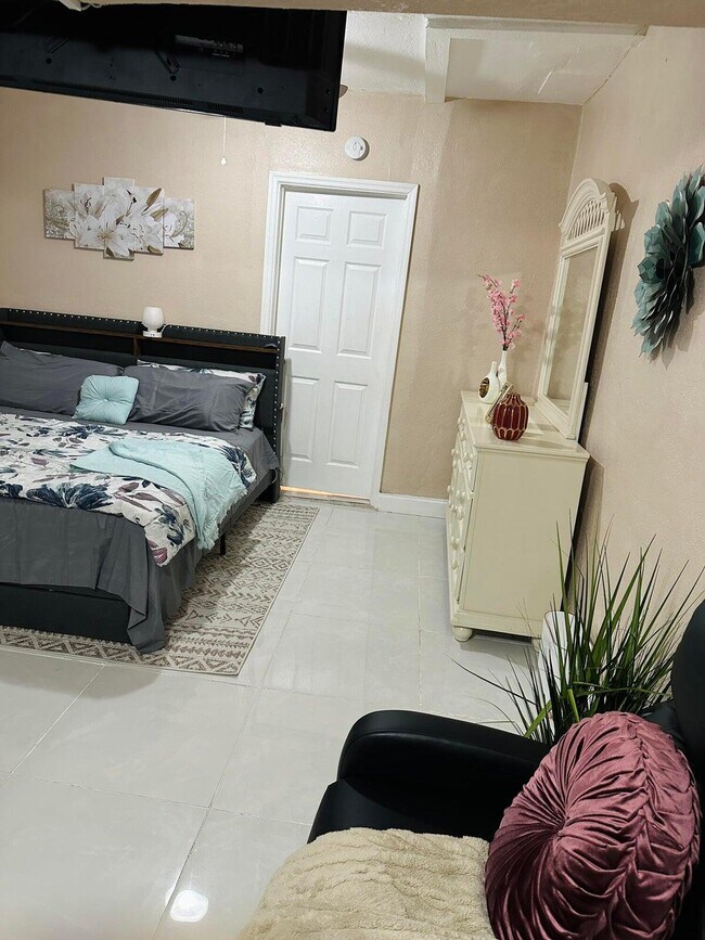 Building Photo - 833 Briggs St