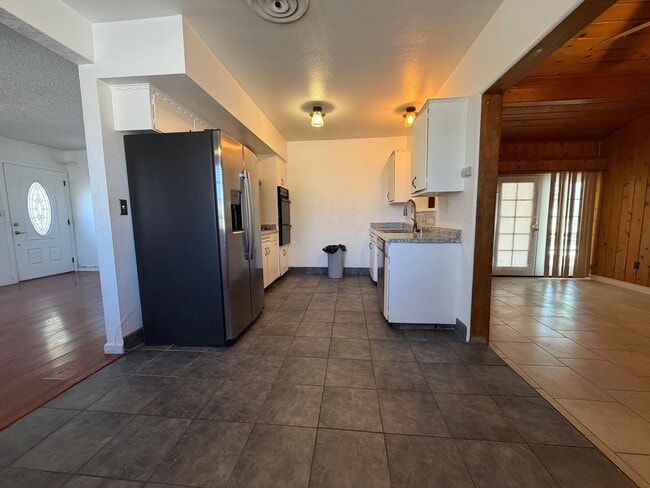 Building Photo - 3 Bedroom 2 Bathroom House on Corner Lot with 2 Car Garage Locate din Irwin Estates