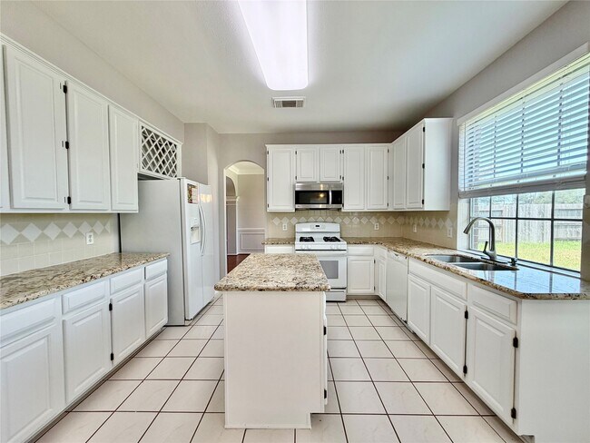 Building Photo - 4614 Forest Home Dr