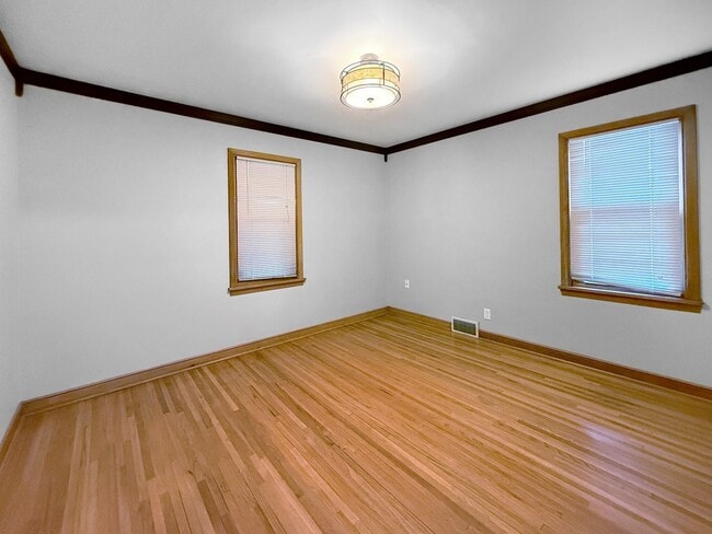 Building Photo - 287 N Washburn Ave