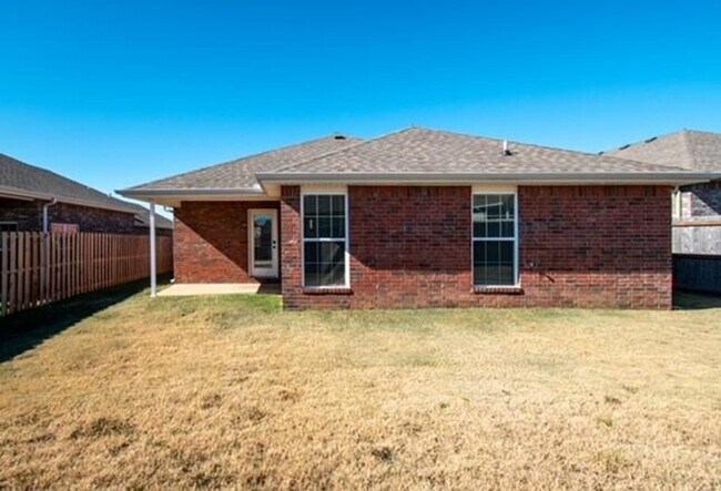 Building Photo - Charming 3-Bedroom Home with Fenced Yard –...