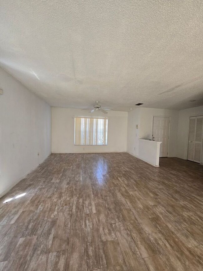 Building Photo - Large 4 Bedroom 2 & 1/2 Bath - 2 story Hom...