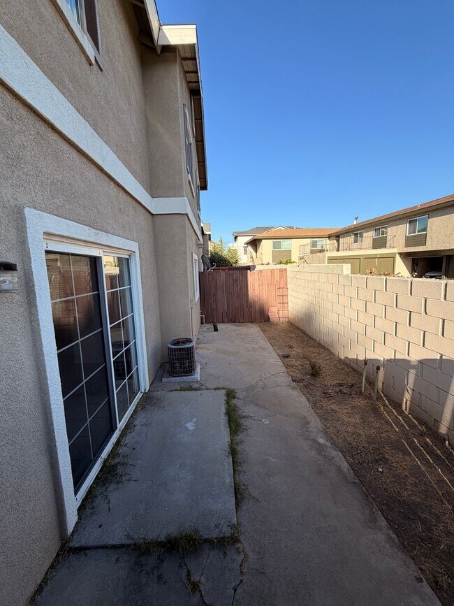 Building Photo - Spacious 3 bedroom w/ attached 2 Car Garage For Rent!