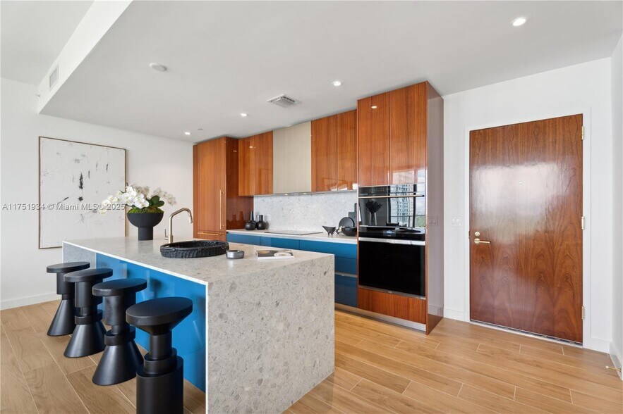 Building Photo - 2678 Tigertail Ave