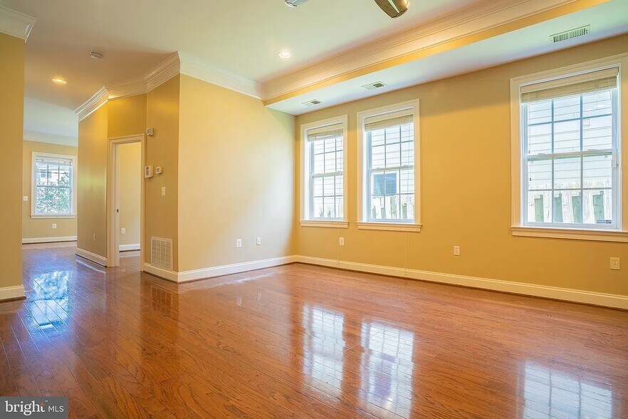 Building Photo - 19 E Reed Ave