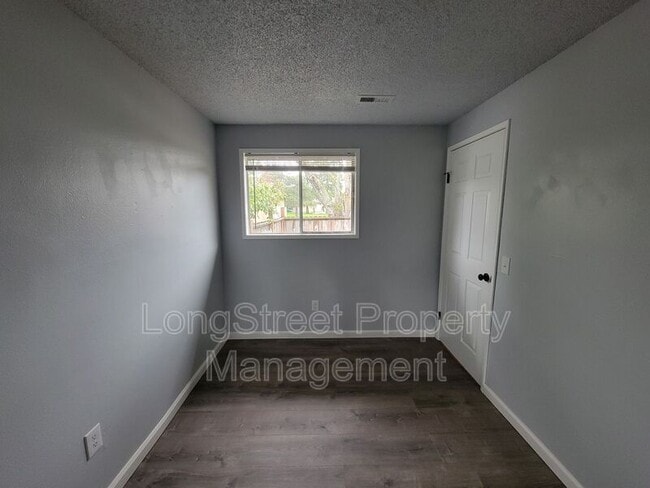 Building Photo - 3286 NE Lancaster St