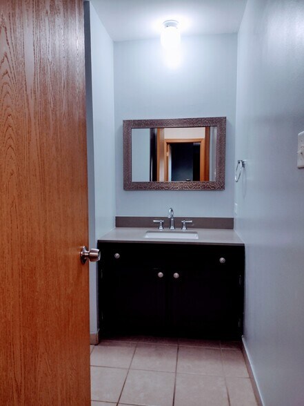Building Photo - 10332 Parkside Ave