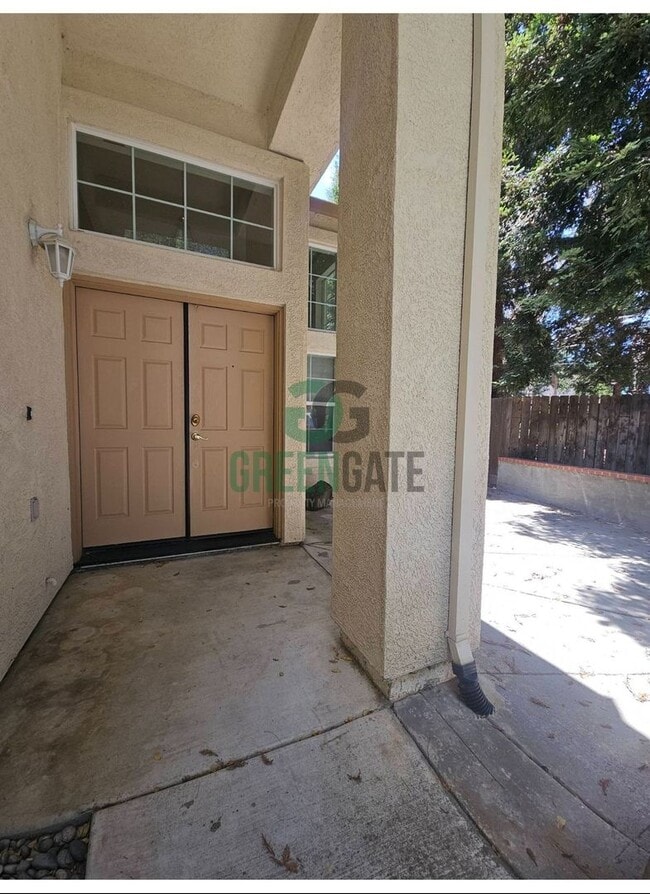 Building Photo - Beautiful 4 Bedroom, 3 Bathroom Home in Tr...
