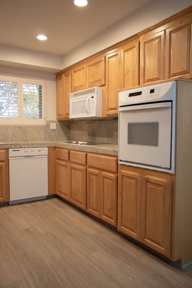 Building Photo - 3 BD 2 BA in Tahoe Park