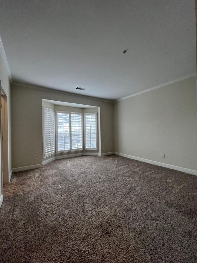 Building Photo - 2 bed 2 bath Lenox village condo