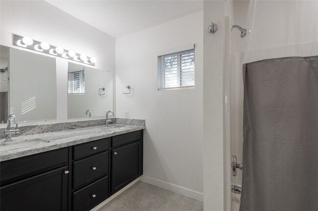 Building Photo - 1805 Ave Q