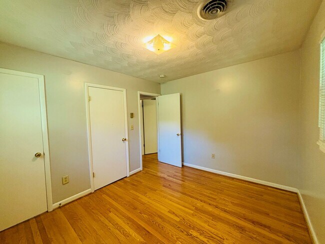 Building Photo - 1105 Robin Rd